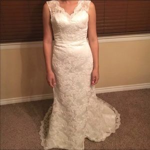 BRAND NEW! Lace wedding dress